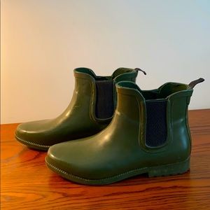 Size 8 Green Rain Booties ☔️